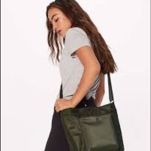 Lululemon All Set bucket bag (11L)